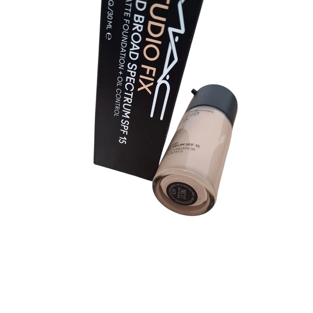 MAC COSMETICS  STUDIO FIX 24 HR MATTE Foundation + Oil Control NC17 Waterproof